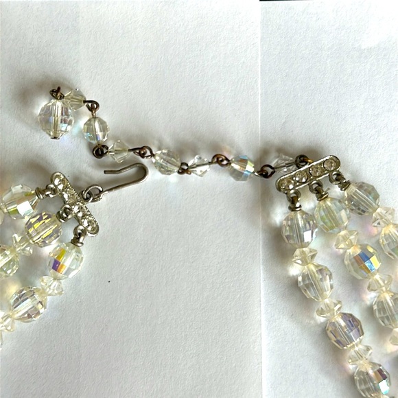 Beautiful vintage large 3 stranded crystal necklace Approx hang length 1… - Picture 8 of 8